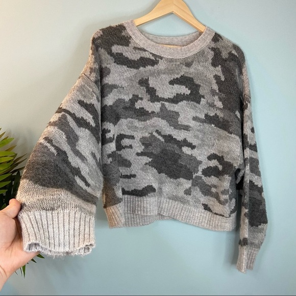 3/$30 American Eagle Gray Camo Knit Sweater - Picture 5 of 7